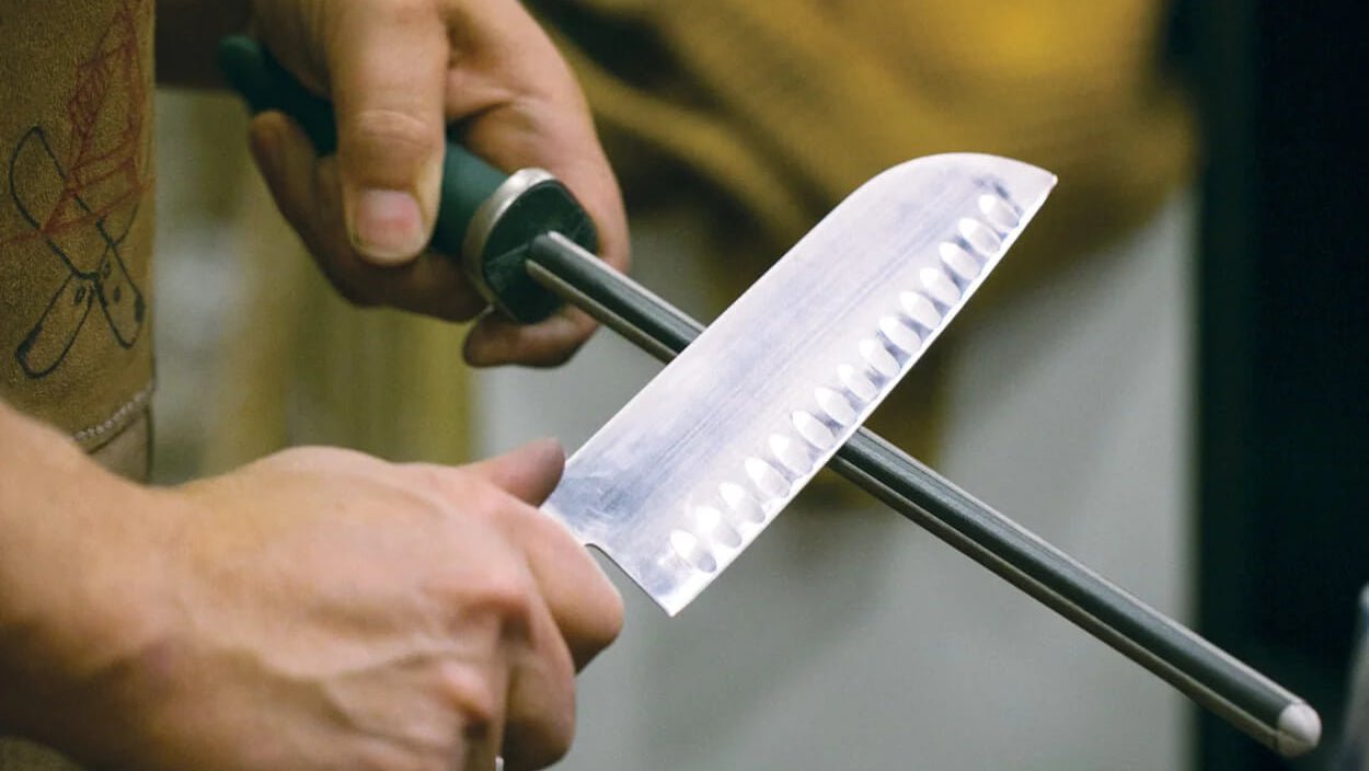 How to Sharpen a Kitchen Knife With a Rod 2 How to Sharpen a Kitchen Knife With a Rod